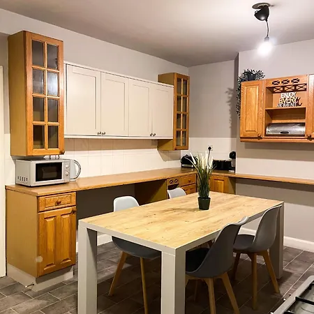 Apartmán 3 Bedroom House - Close To City Centre - Perfect For Contractors And Families *