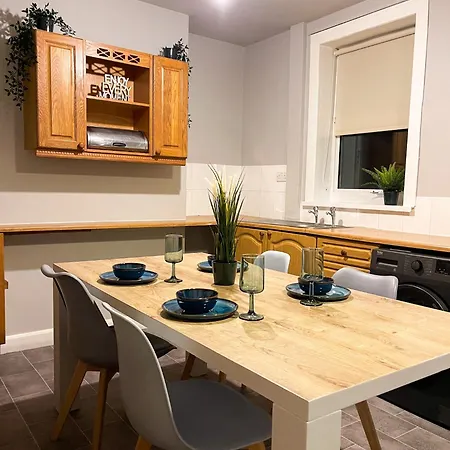 Apartmán 3 Bedroom House - Close To City Centre - Perfect For Contractors And Families